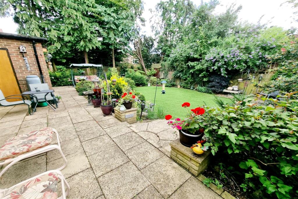 REAR GARDEN: PIC. 2
