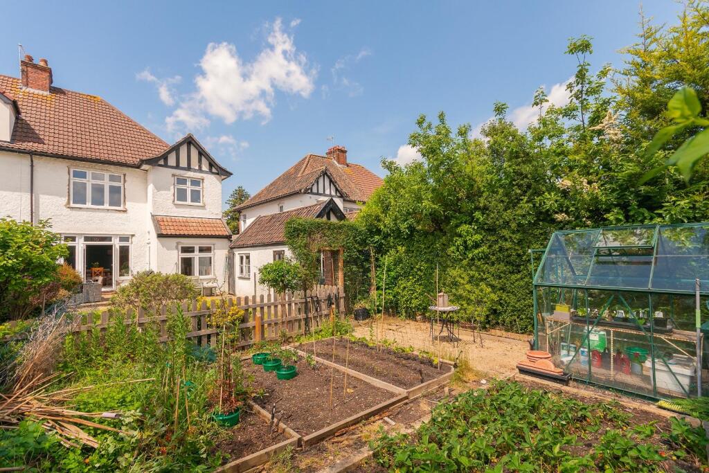 1H0V8HE - External I.jpg