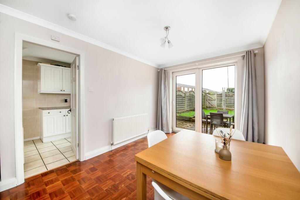 OPEN-PLAN LIVING DINING ROOM