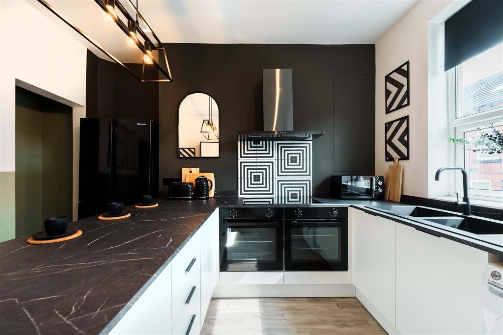 Kitchen 2.jpg