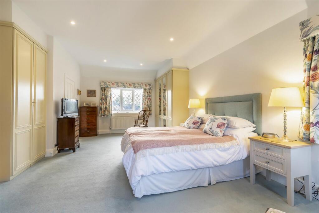 8633871-interior40.jpg