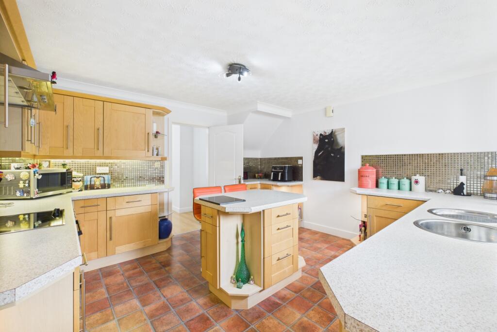 CAM03162G0-PR0302-STILL013