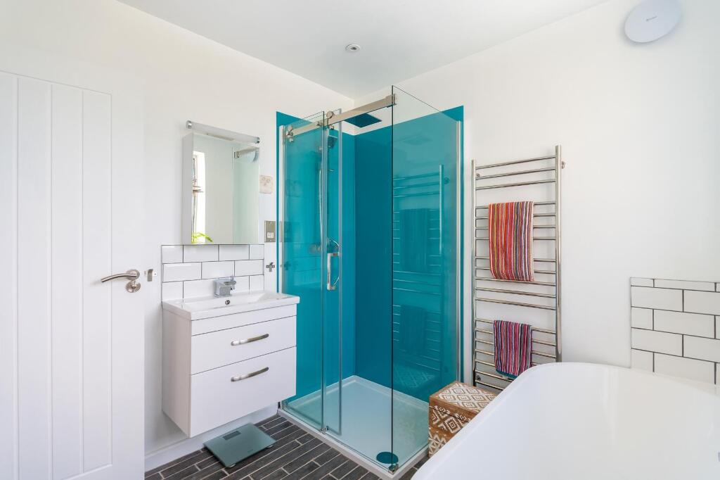 0O8CDD - Bathroom B.jpg