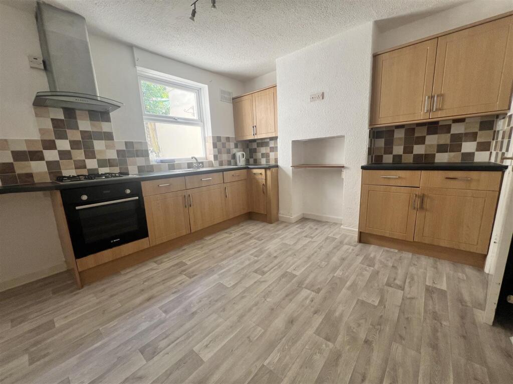 Kitchen/Dining Room: