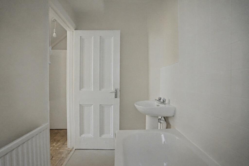 Flat A, 72 Earlsfield Road, Wandsworth, London, SW18 3DN
