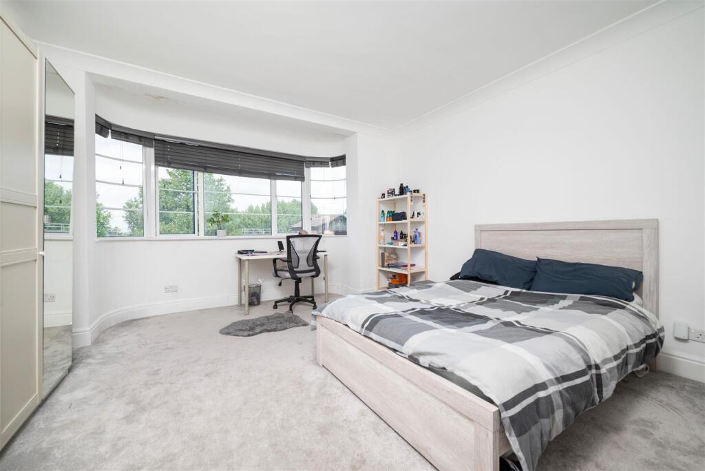 Principal bedroom - Marlow Court.jpeg