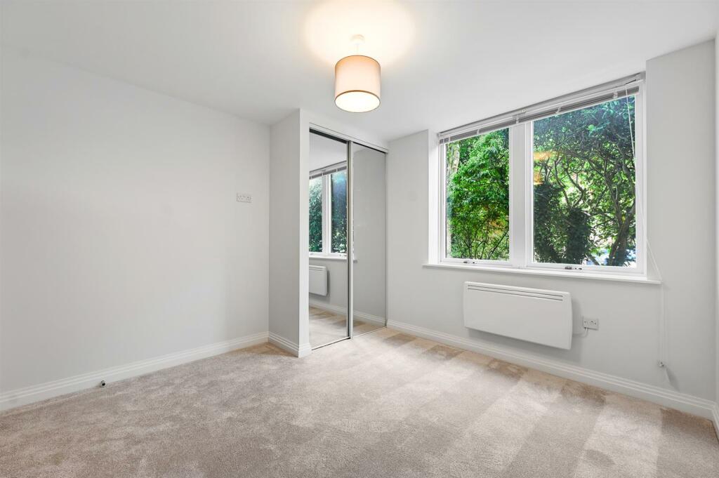 Master Bedroom (2)