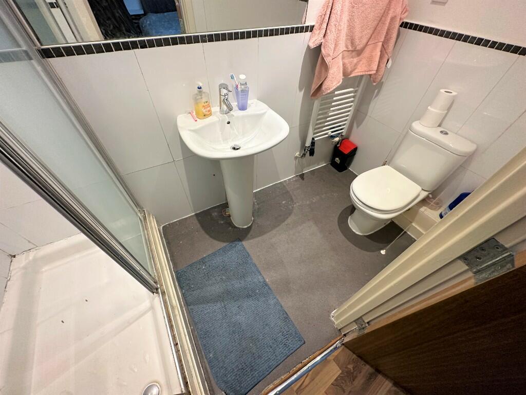 EN-SUITE SHOWER ROOM