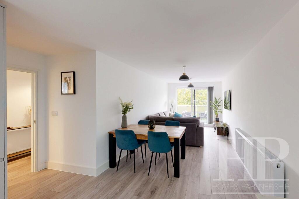 Lounge/dining/kitchen area