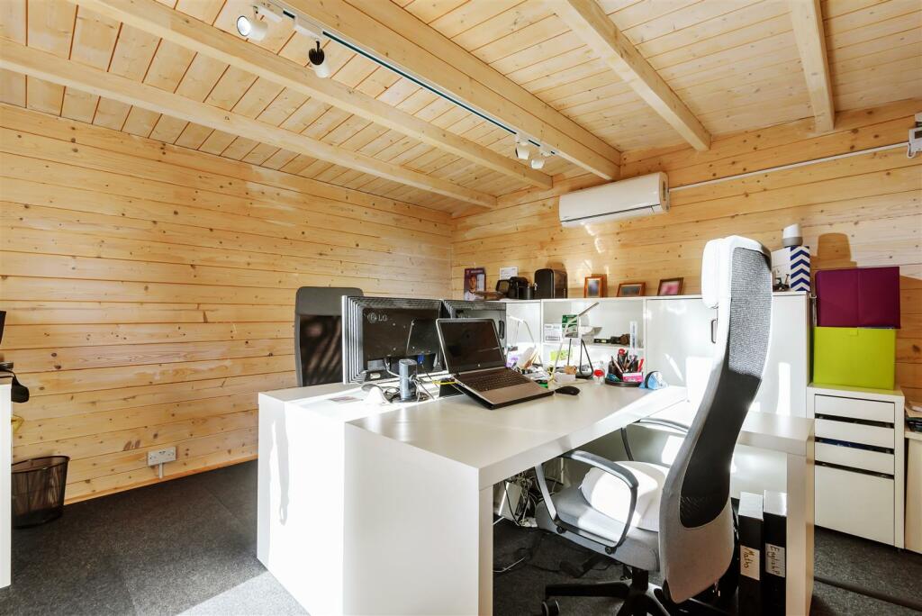 638442990aec3-924669 (18).jpg