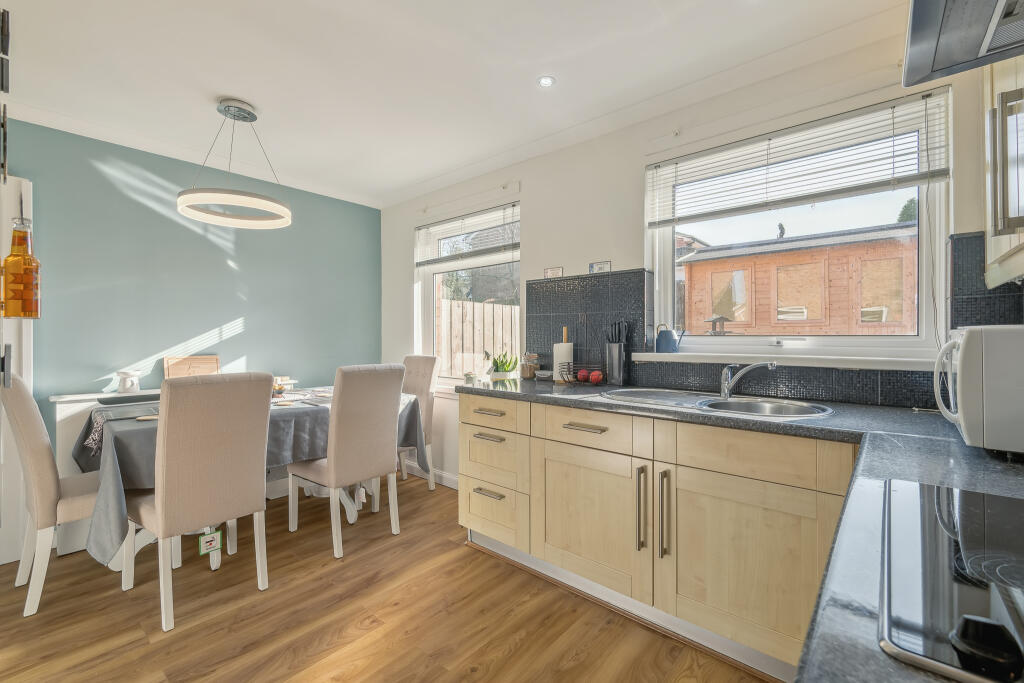 Kitchen/ Dining Room
