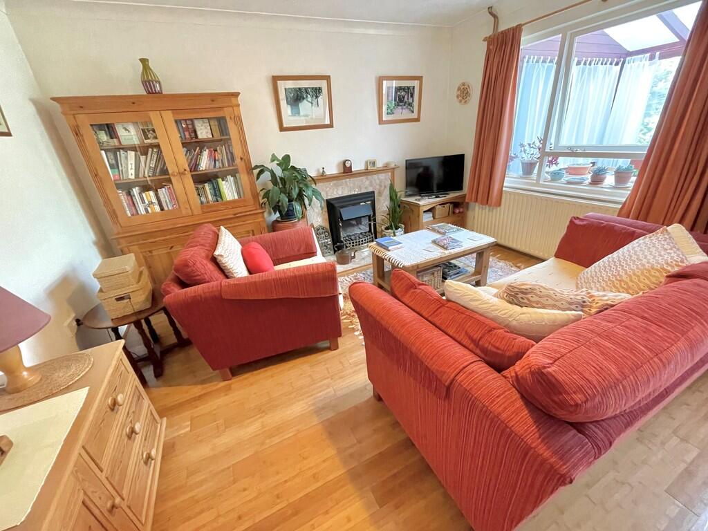 9 Beacon Way Loun...