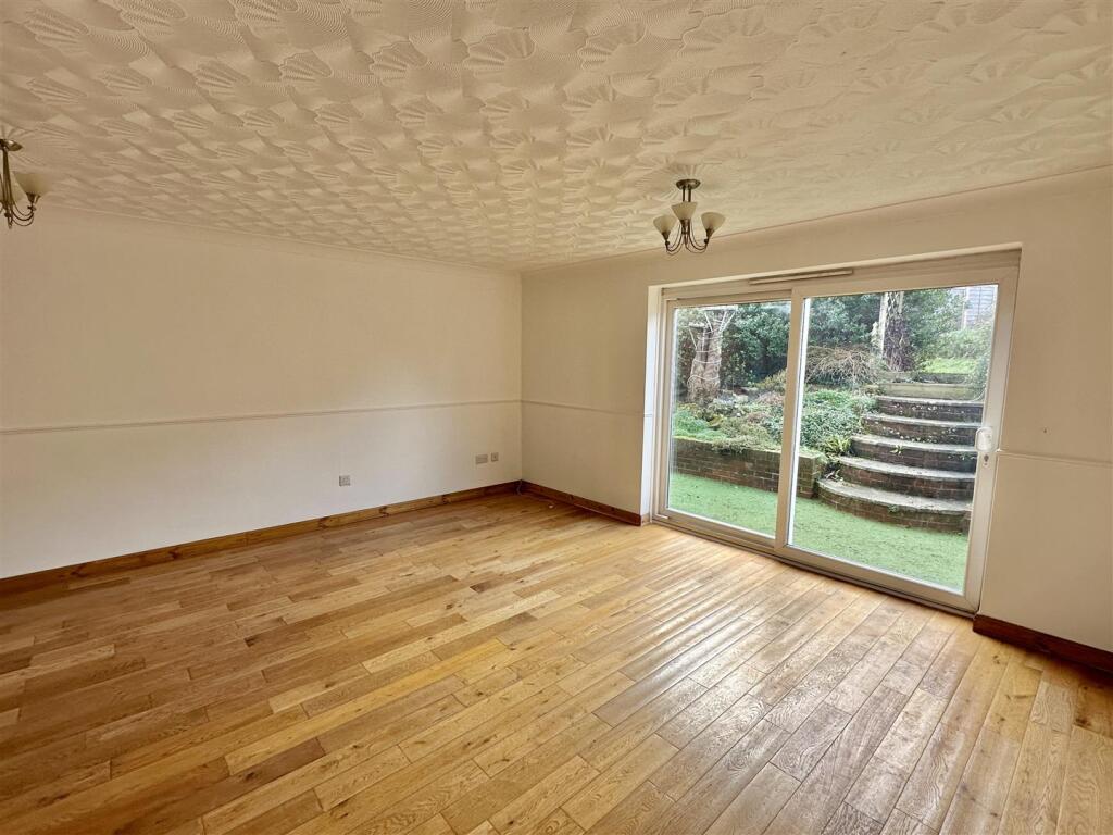 Living/Dining Room: