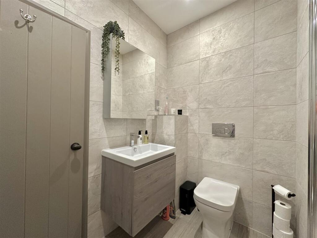 FIRST FLOOR SHOWER ROOM
