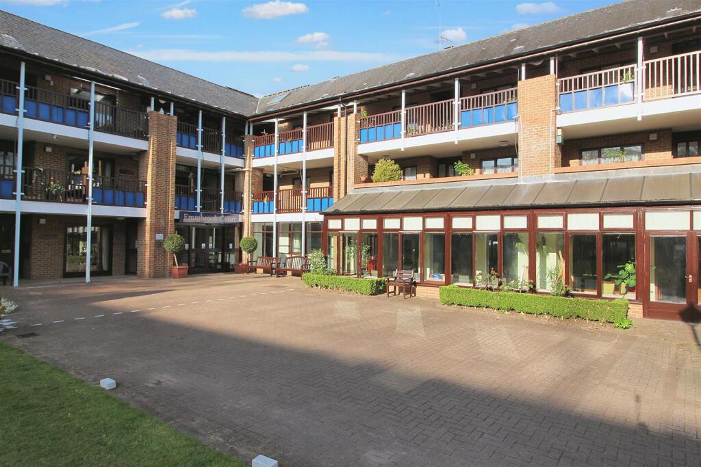 Entrance &amp; Residents Lounge