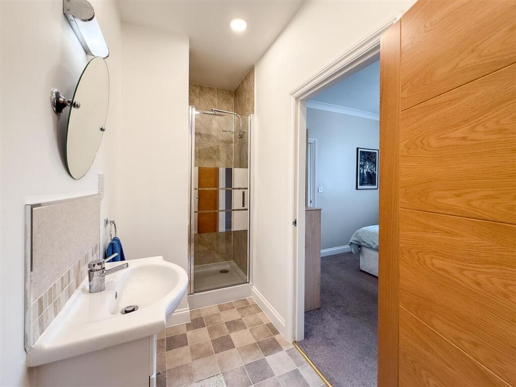 EN-SUITE SHOWER ROOM