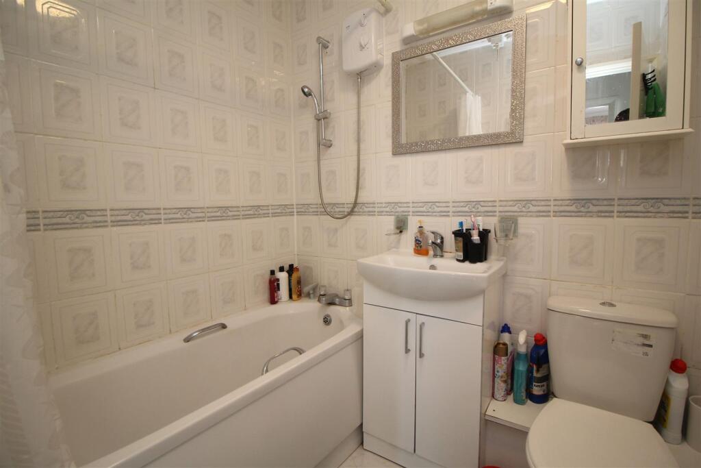 bathroom .JPG