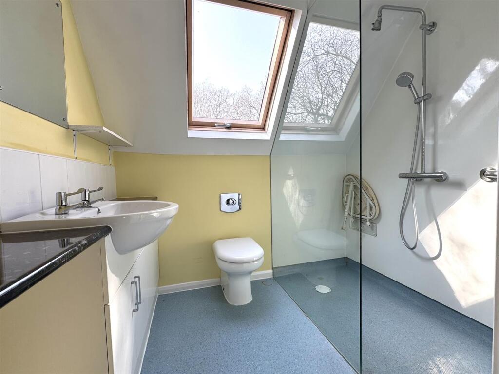 SHOWER ROOM: