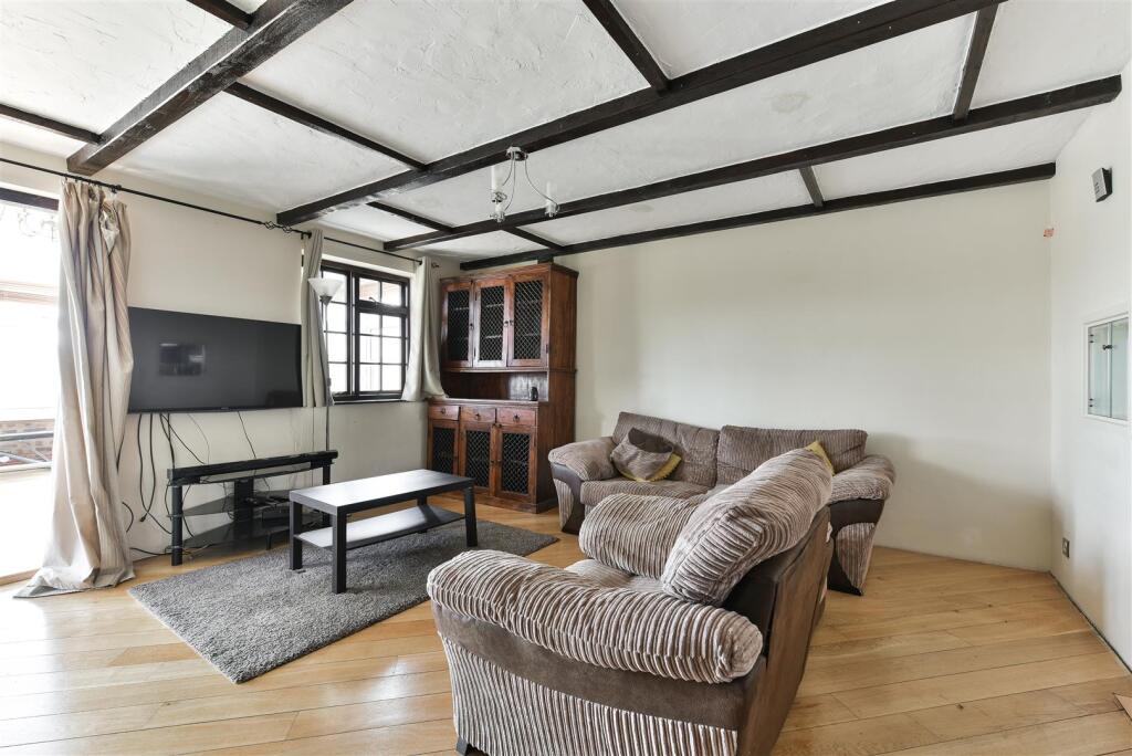 (Clean) 203 Gilders Road-Chessington (3 of 13).jpg