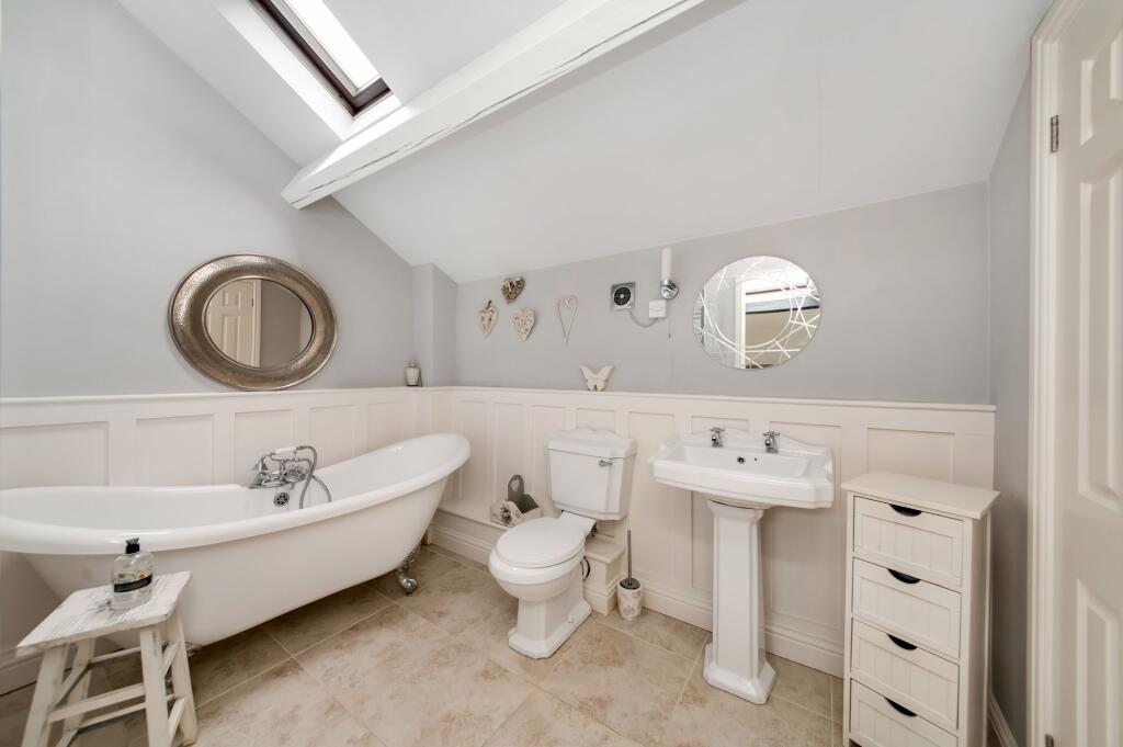 EN-SUITE BATHROOM