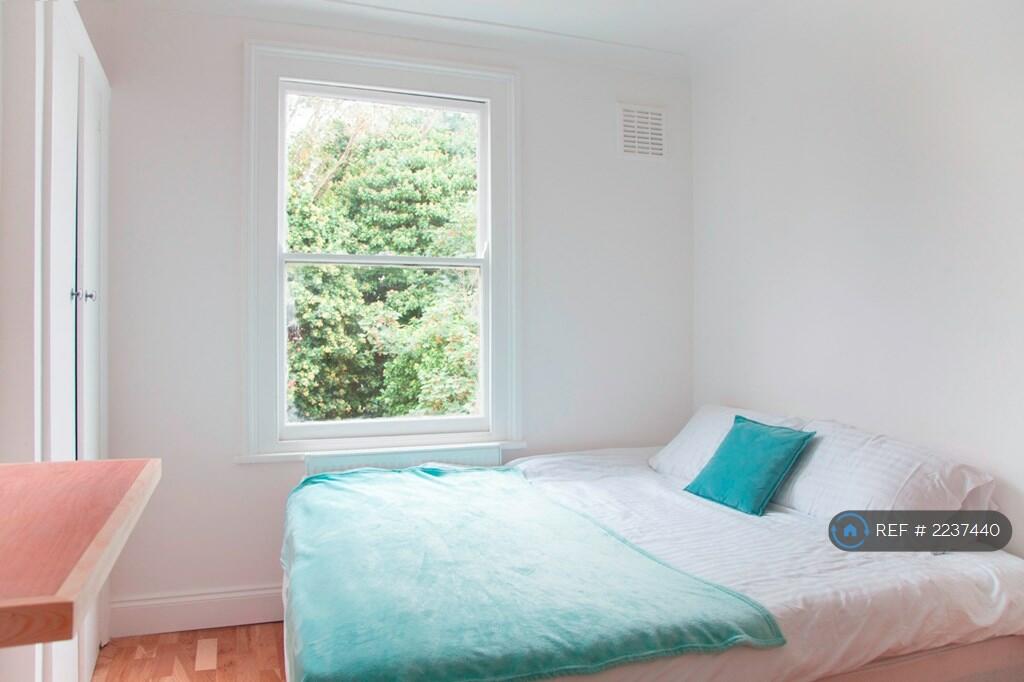 South-Facing Double Bedroom (Very Quiet)