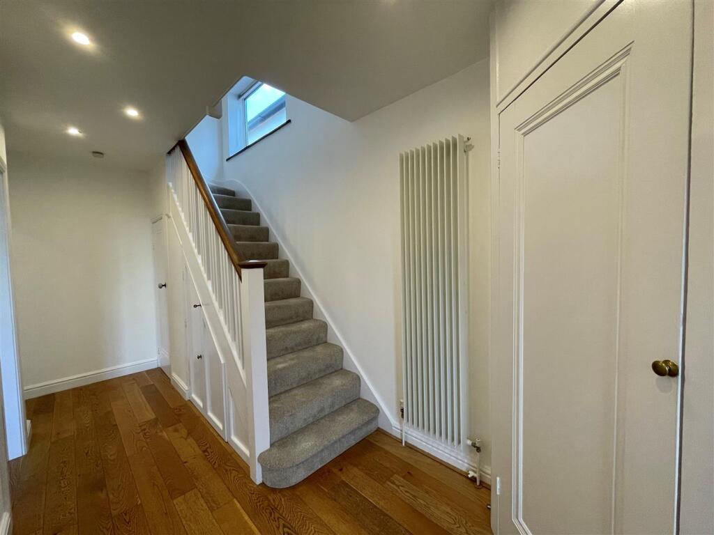 16CNorthRoad_Hallway.jpg