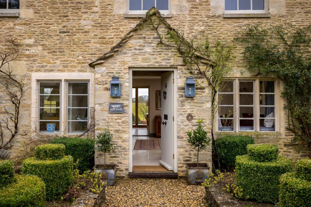 33 - Malt Cottage - GL7 5RY - Web.jpg