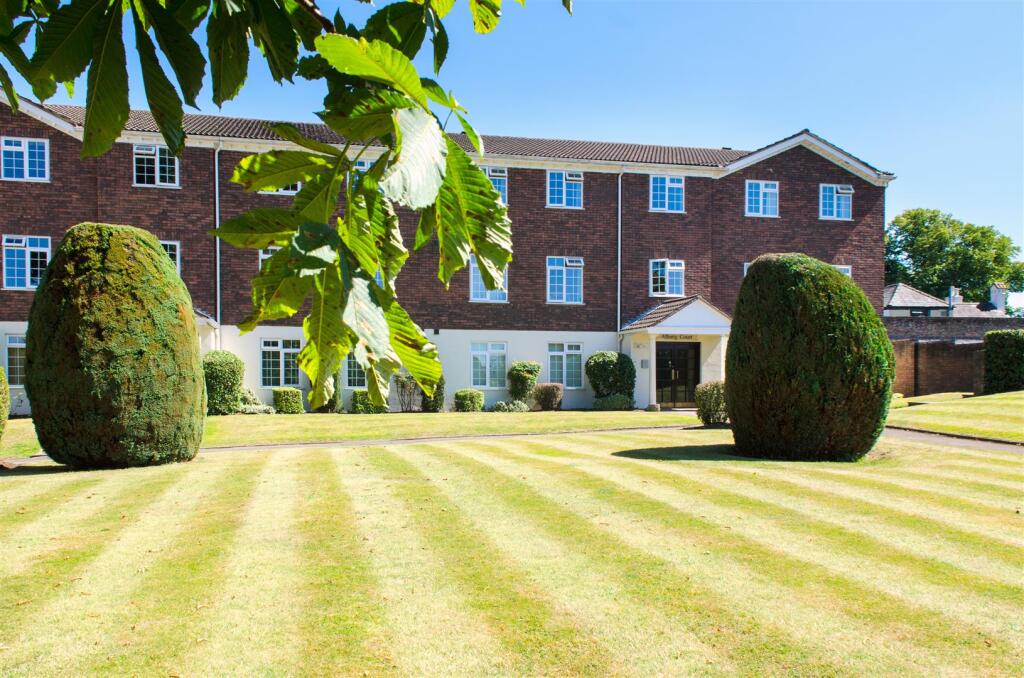 Hillcrest, Weybridge