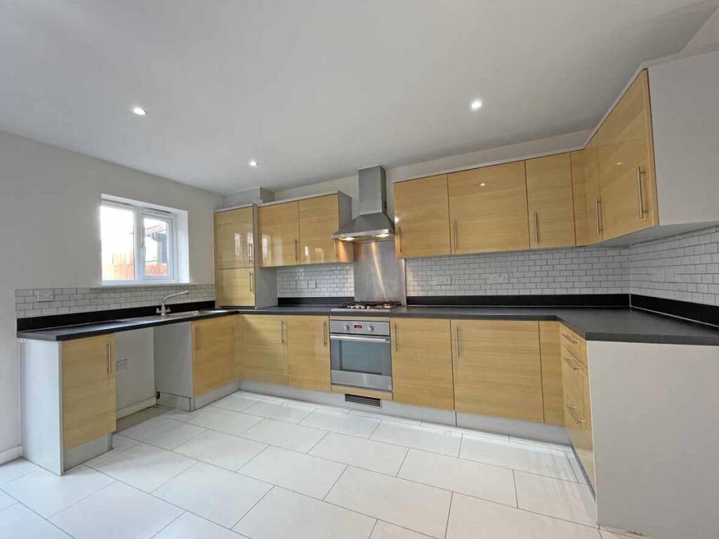 Cobham Close 31 Kitchen...jpg