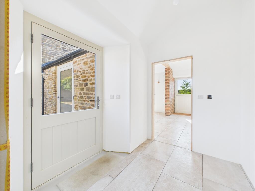 21. CAM04922G0-PR0042-STILL013