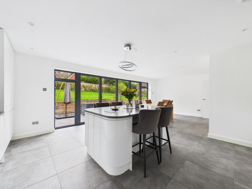 CAM01984G0-PR0530-STILL004