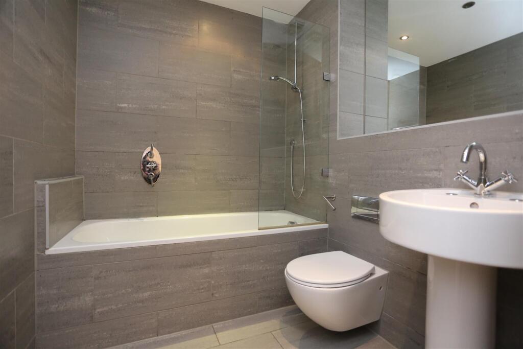 2, 13a Albion Street bath.JPG