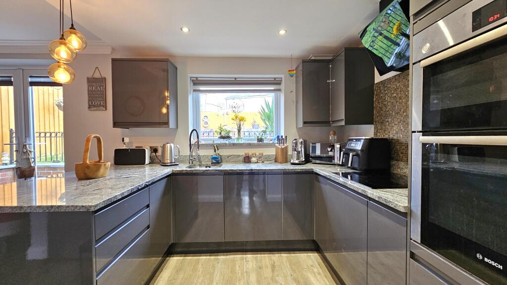 Kitchen / dining room