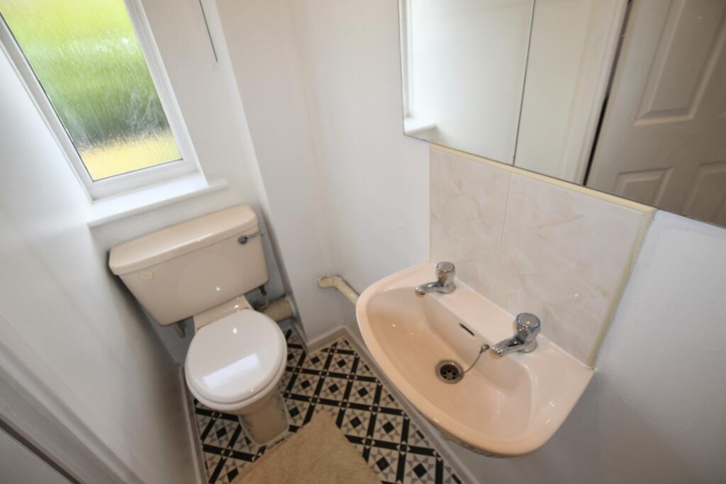 40 Rhodes Place cloakroom new