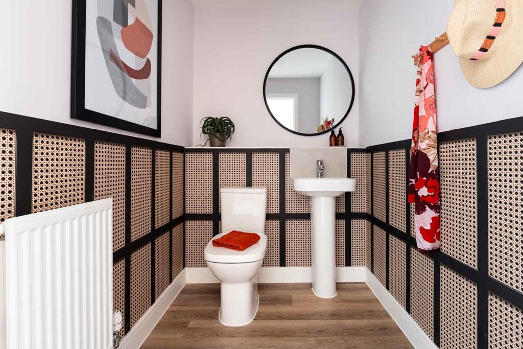 Spacious cloakroom/utility area