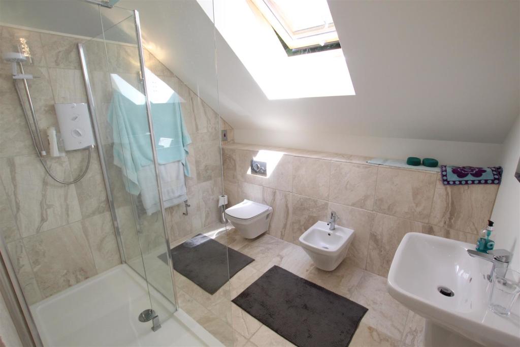 bed 1 ensuite.JPG