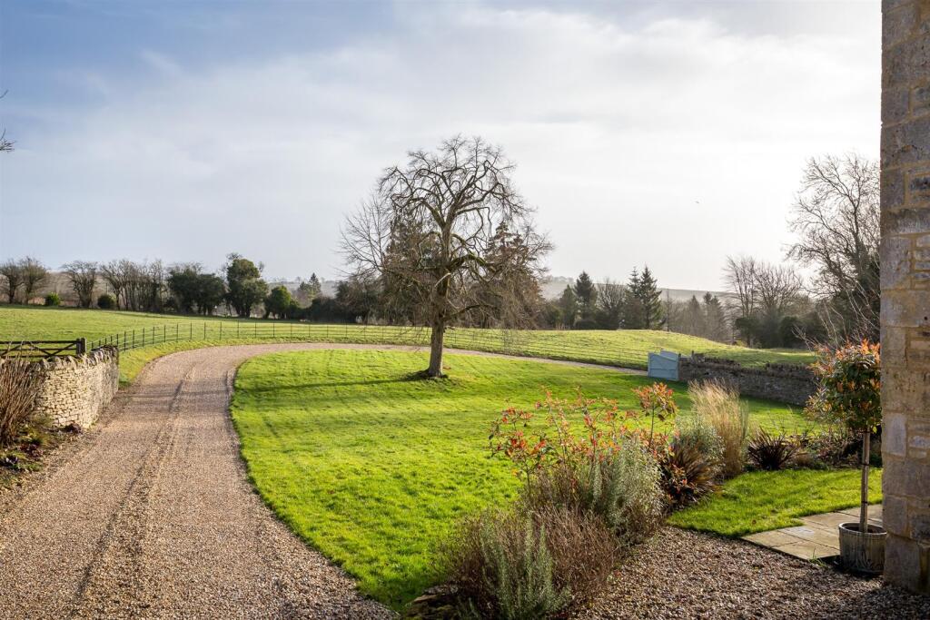 24 - Dowmans Farmhouse - GL53 9QY - Web.jpg