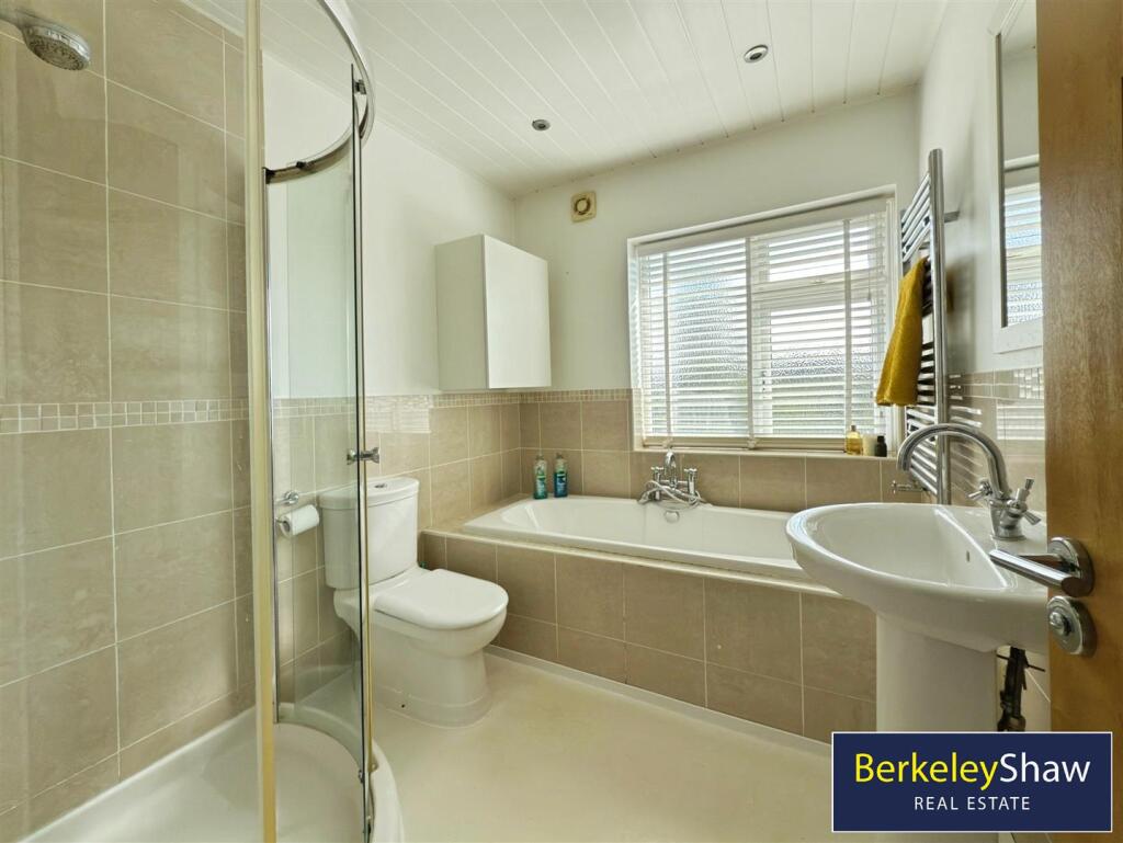 Family Bathroom - 1st Floor