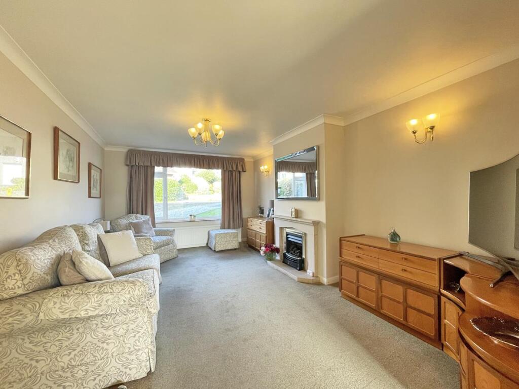 Pilgrim Close 7 - Lounge FRONT PAGE.jpg