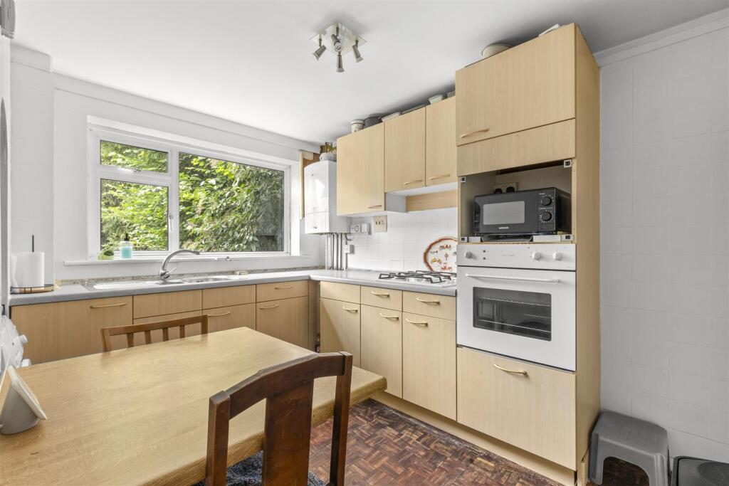 Flat 4 Temple Orchard, Amersham Hill, HP13 6PH-7.j
