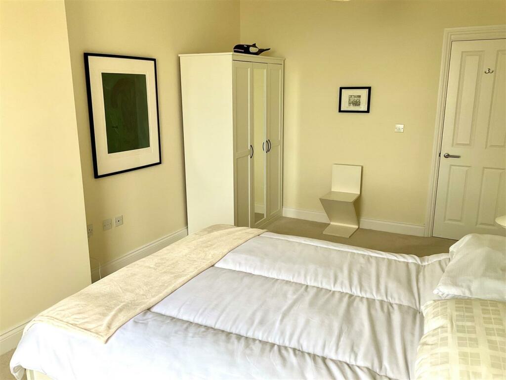 Bedroom 1 pic2.jpg