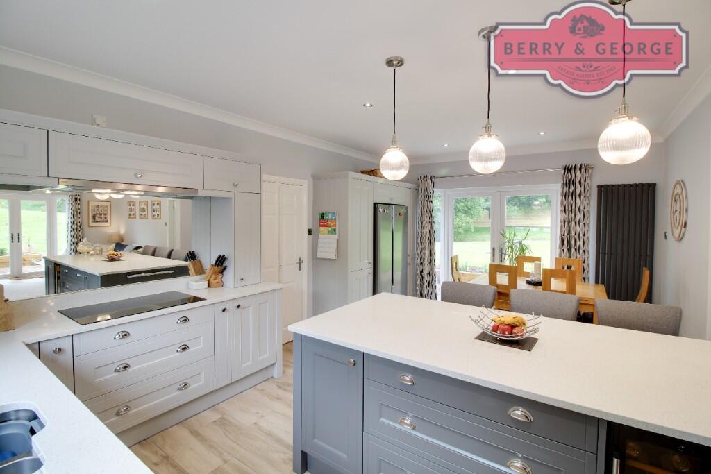 KITCHEN / BREAKFAST