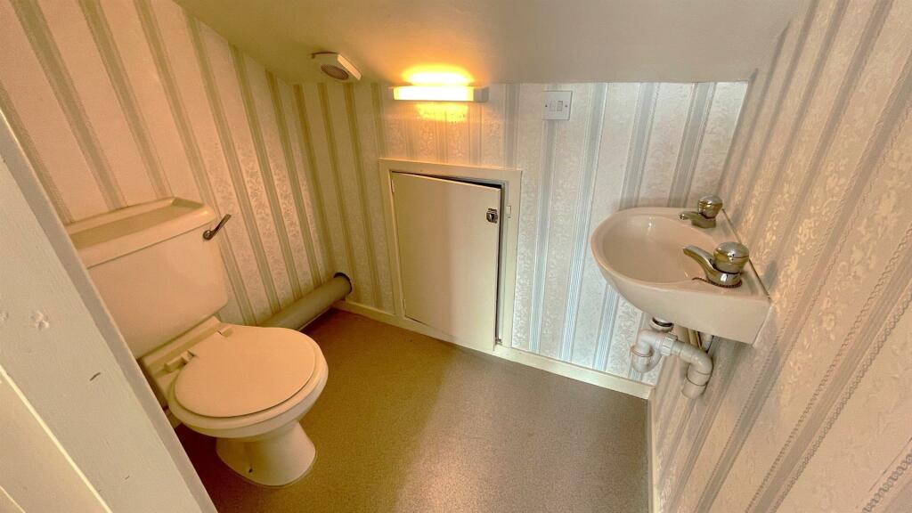 SEPARATE 2 PIECE WASHROOM