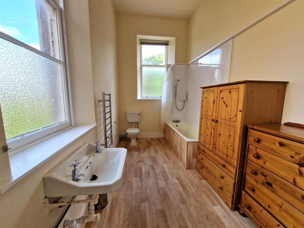 bathroom 1.jpg