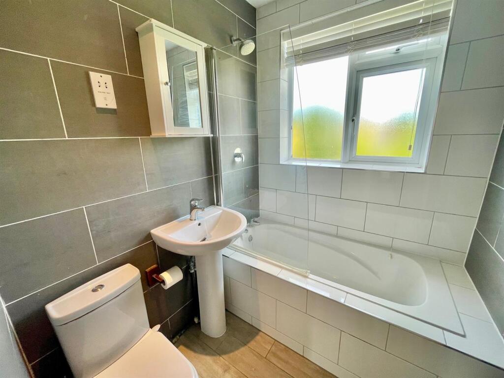 38 Clive Close Bathroom.jpg