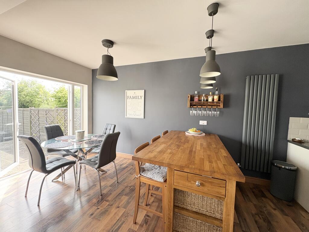 Dining Area and Breakfast Bar