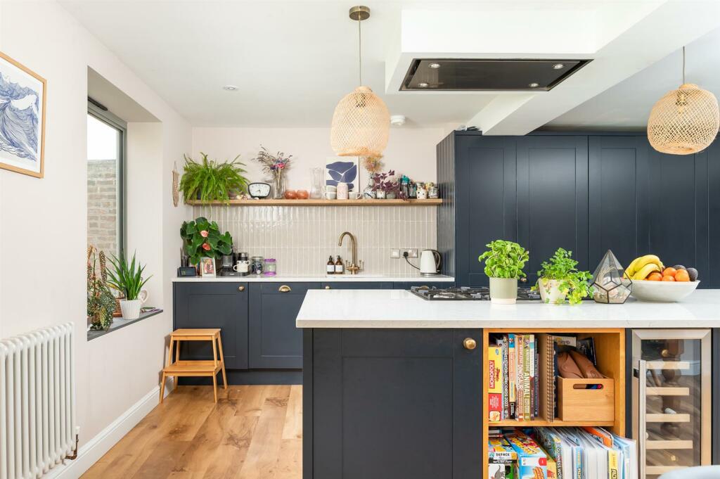 KITCHEN/DINING