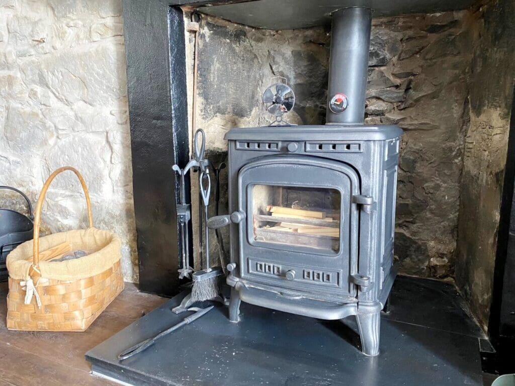 LOG BURNING STOVE