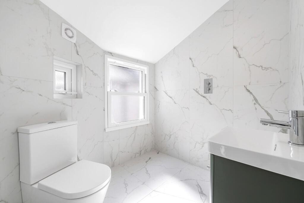 Bathroom 2.JPG