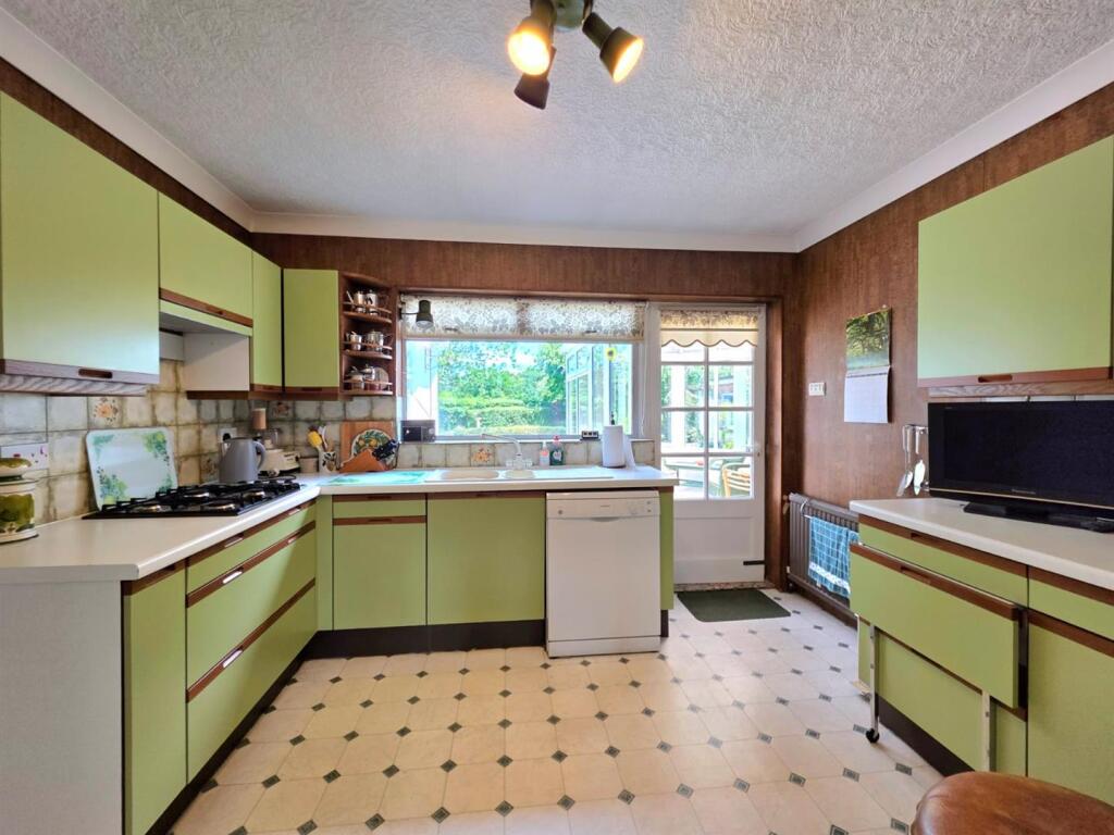 kitchen 2.jpg